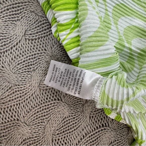 She + Sky Green and White Wave Retro Pattern Shirt - Picture 13 of 13